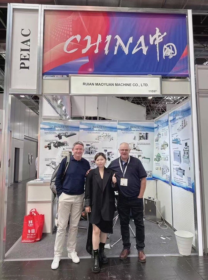 與美國客戶合影留戀