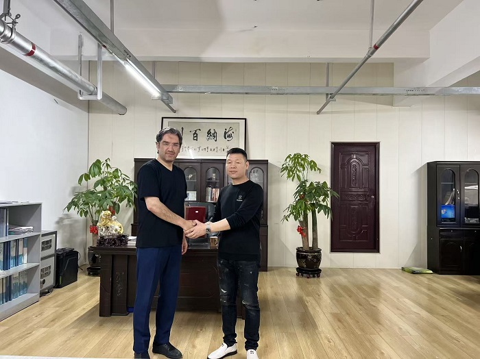 法國客戶與公司領(lǐng)導(dǎo)合影